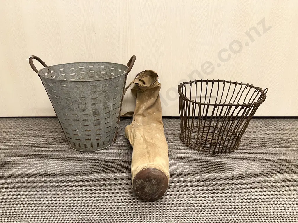Two Vintage Golf Ball Buckets & Canvas Golf Club Bag Image 1++