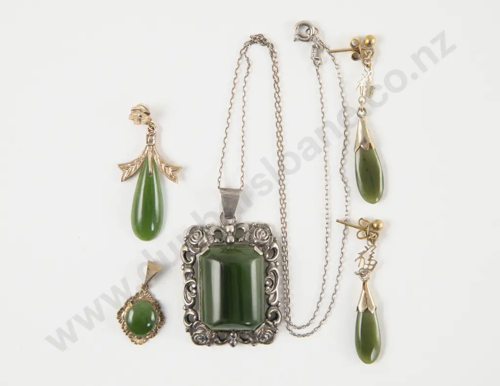 9ct Mount Small Greenstone Pendant Image 1++