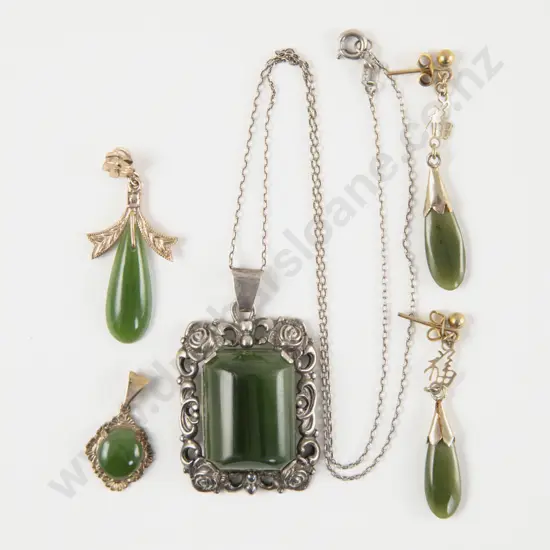 9ct Mount Small Greenstone Pendant