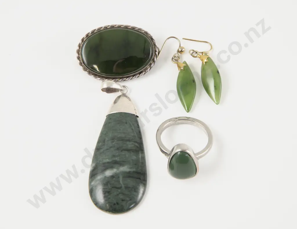 S/S Framed Oval Panel Greenstone Brooch Image 1++