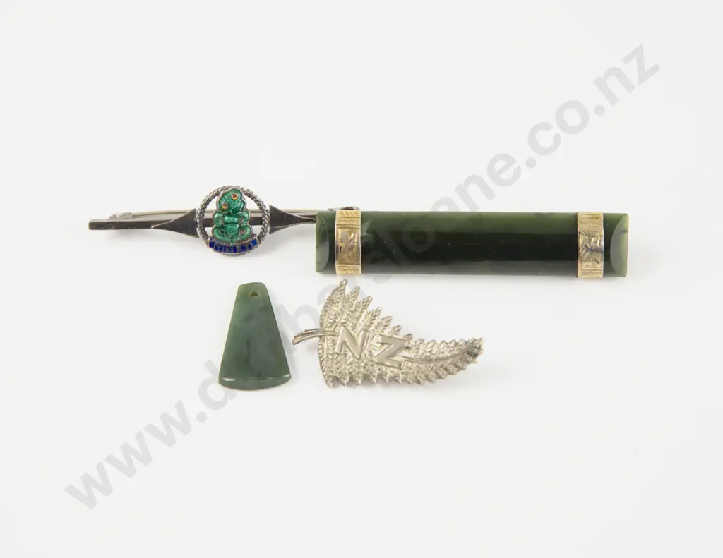 NZ 9ct Mounted Greenstone Bar Brooch Image 1++