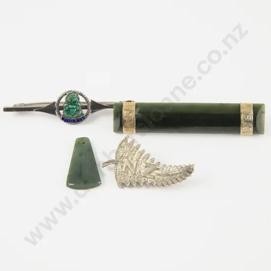 NZ 9ct Mounted Greenstone Bar Brooch