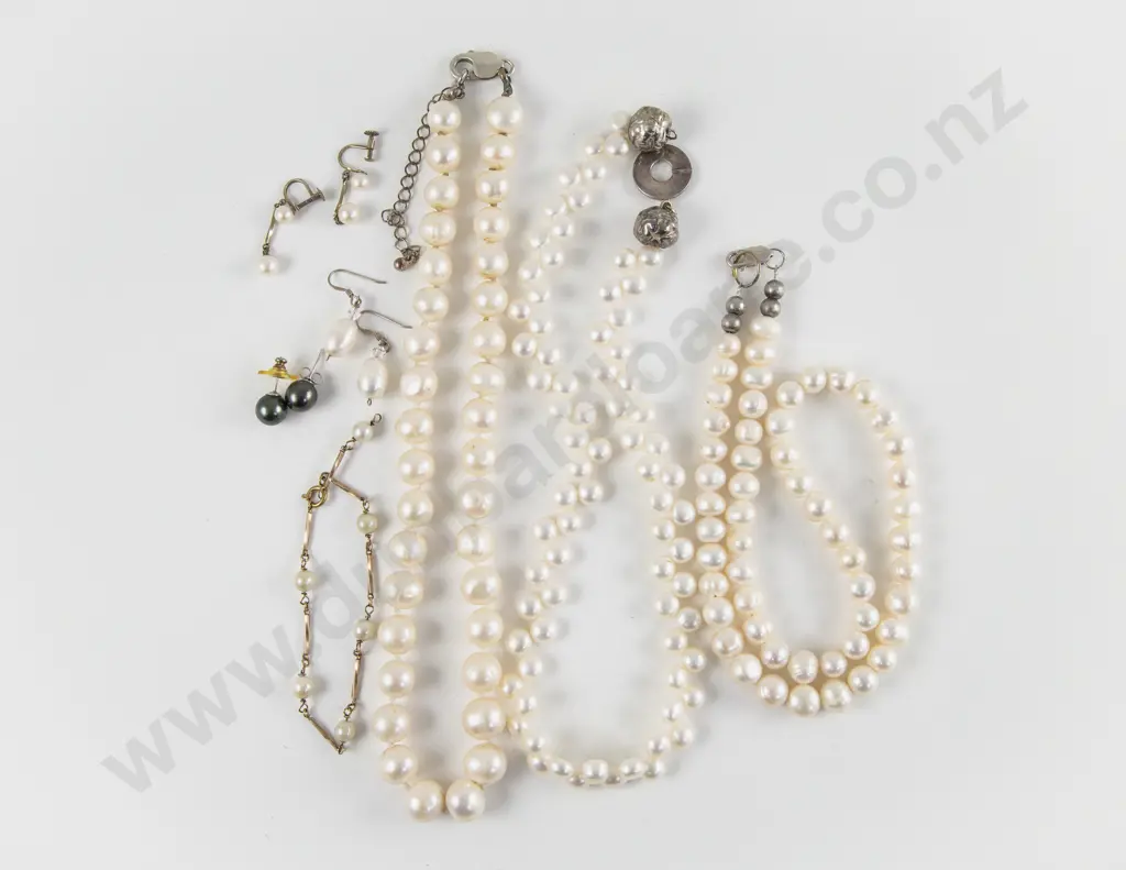 Three Various Freshwater Pearl Necklaces and Three Pair Earrings Image 1++