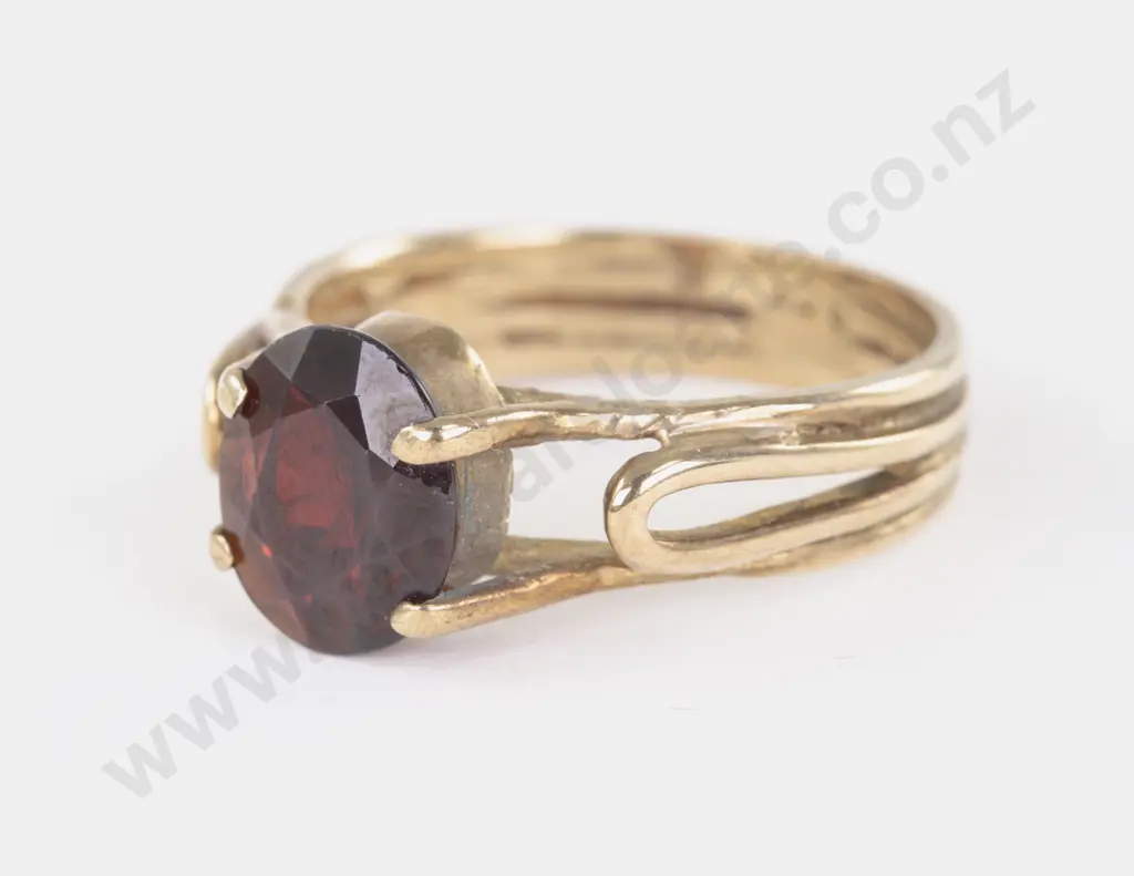 9ct Single Garnet Ring Image 1++
