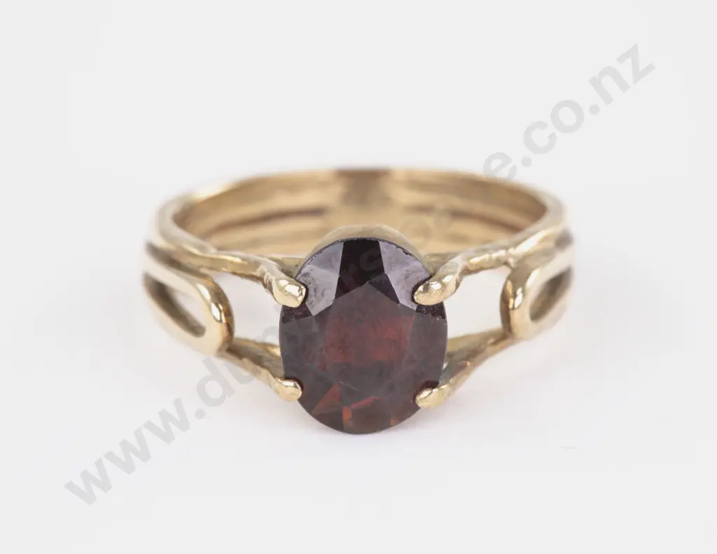 9ct Single Garnet Ring Image 1++