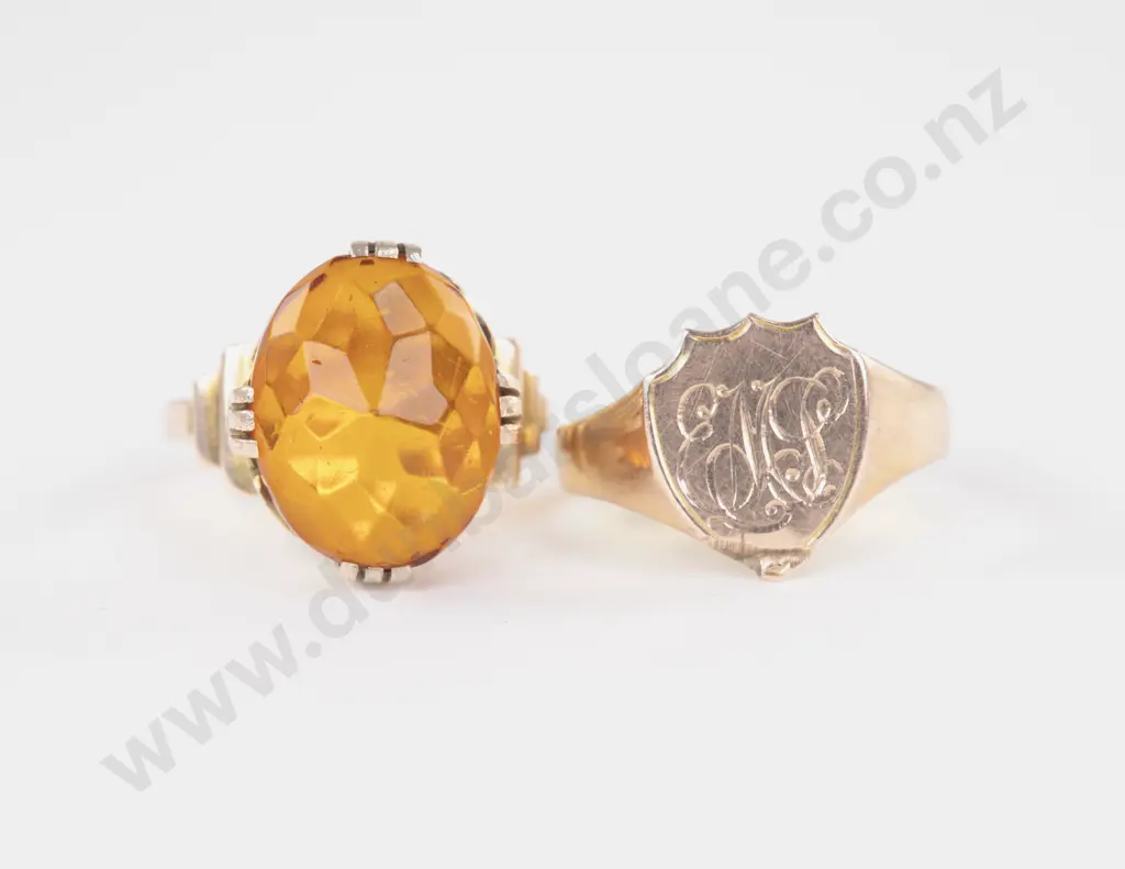 9ct Initialled Signet Ring Image 1++