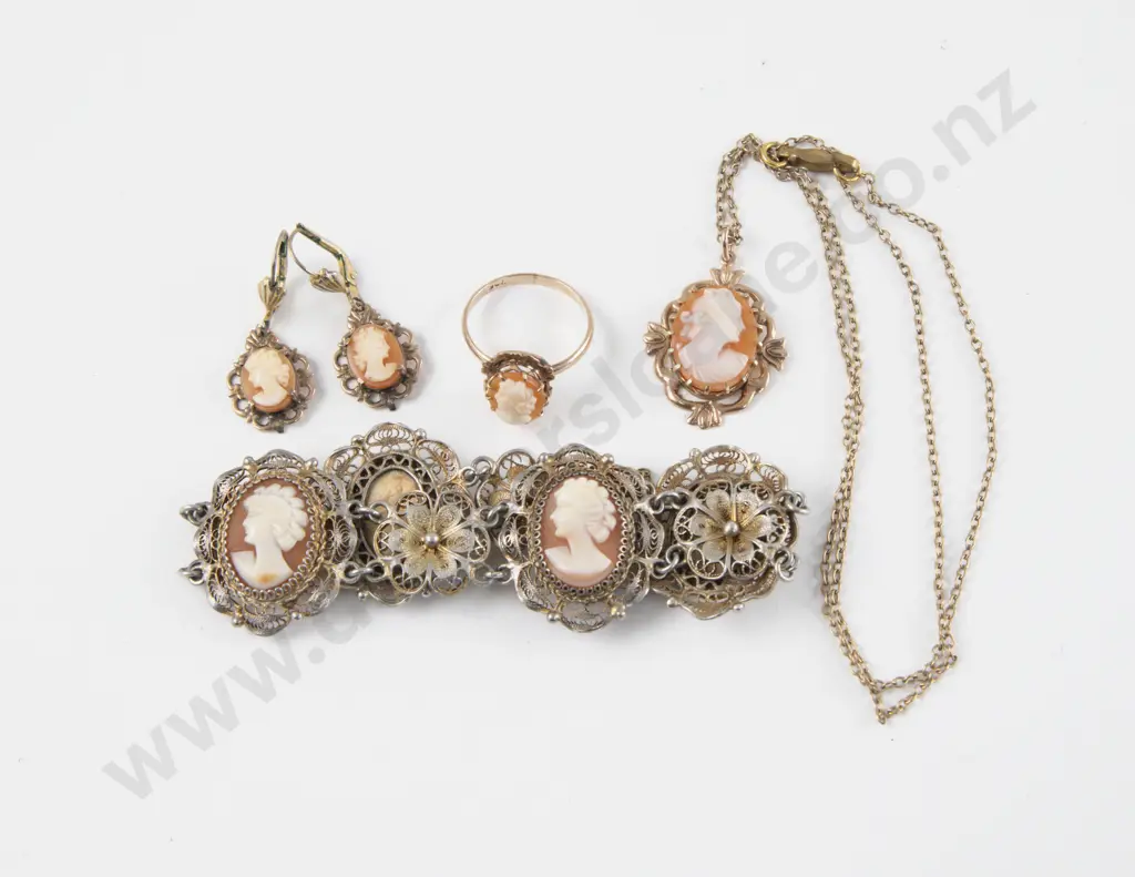 Victorian 9ct Framed Cameo Pendant Ring and Pair Earrings Image 1++