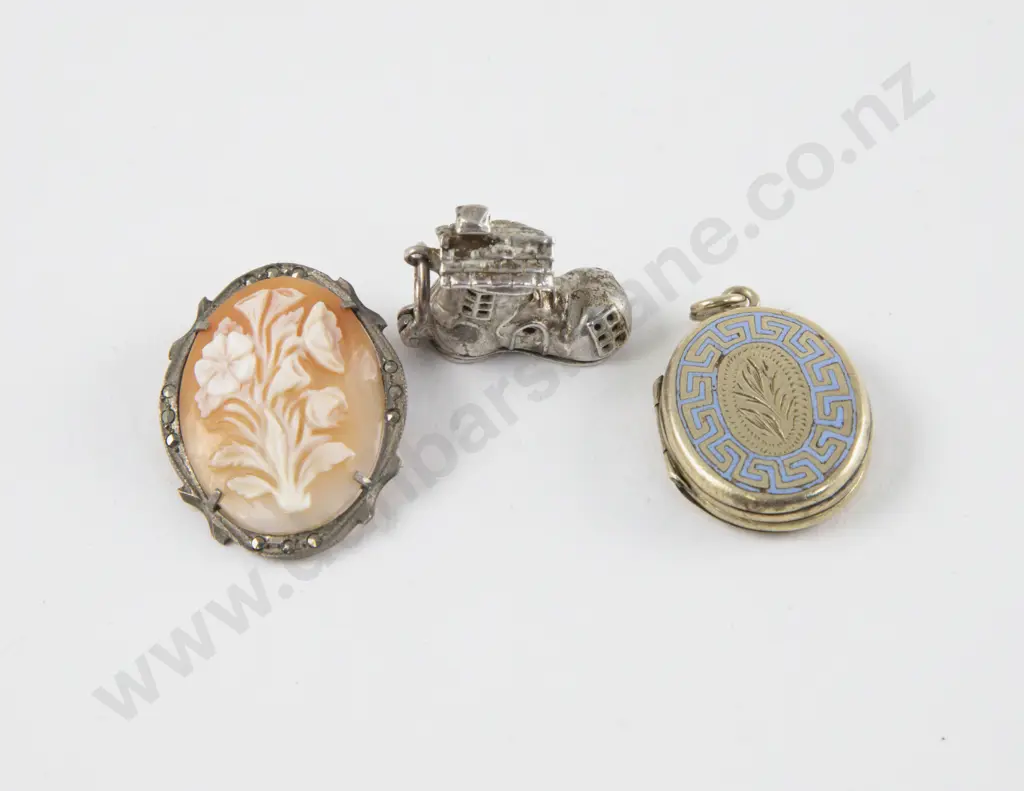 Victorian Gold Plate and Enamel Photo Locket Image 1++