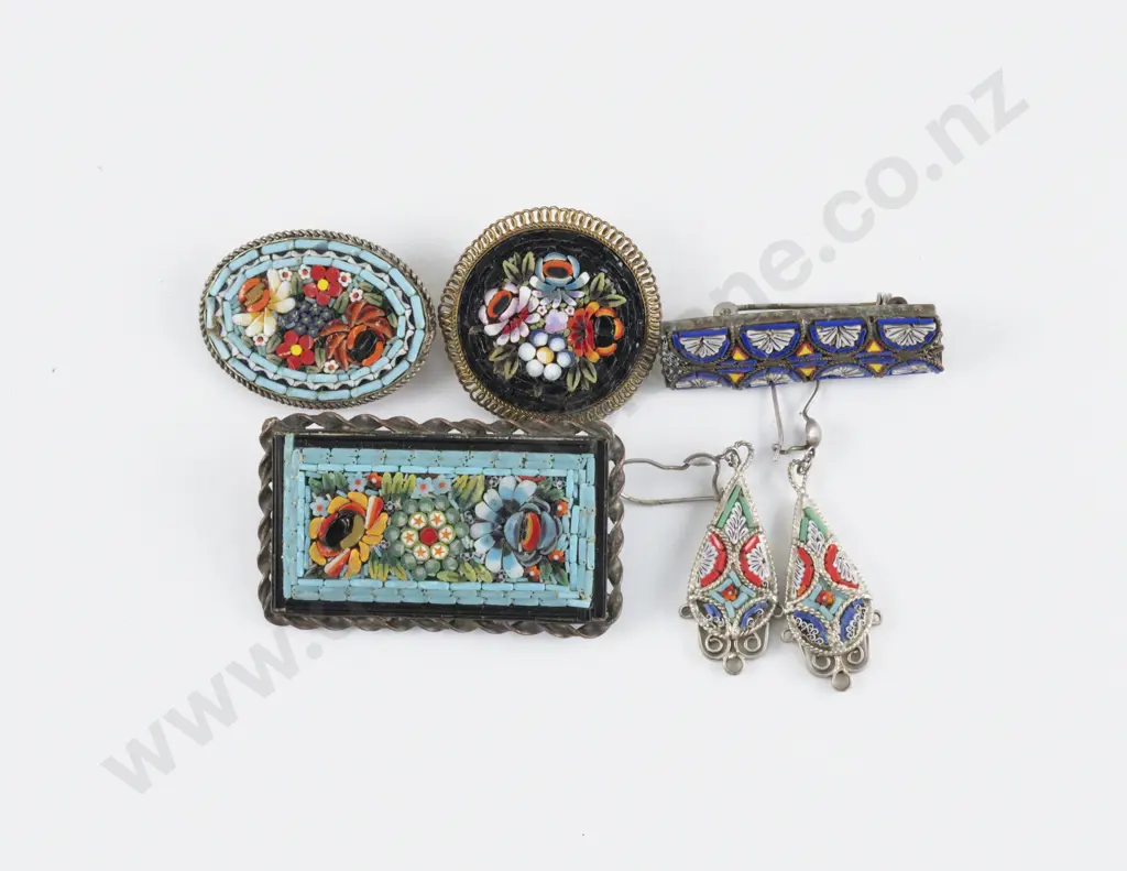 Four Vintage Micro Mosaic Brooches Image 1++
