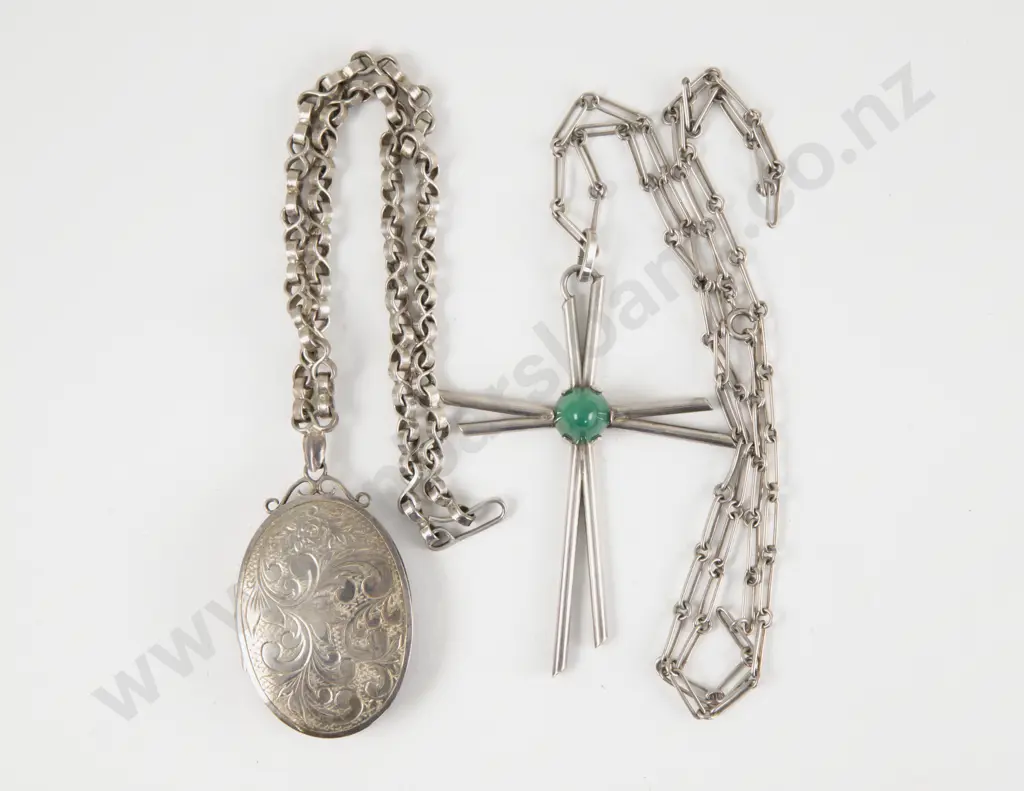 S/S Engraved Photo Locket Image 1++