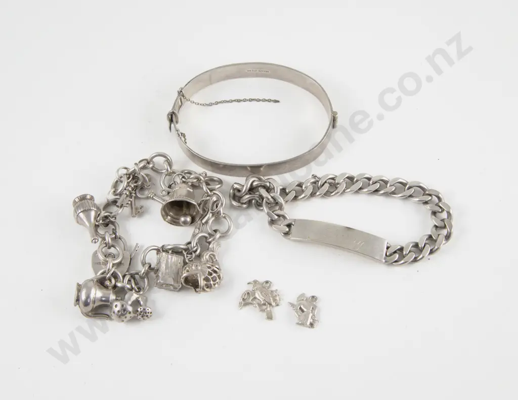 S/S Half Engraved Hinged Snap Bangle Image 1++