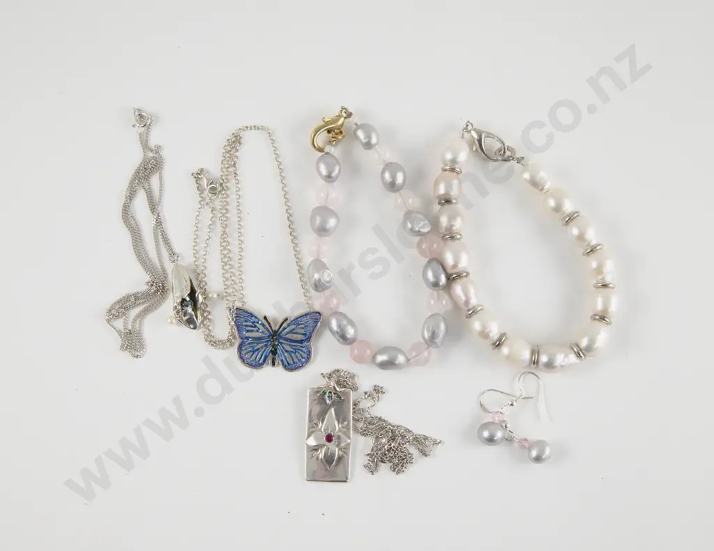 Small Collection of Sterling Silver and Fresh Water Pearl Jewellery Image 1++