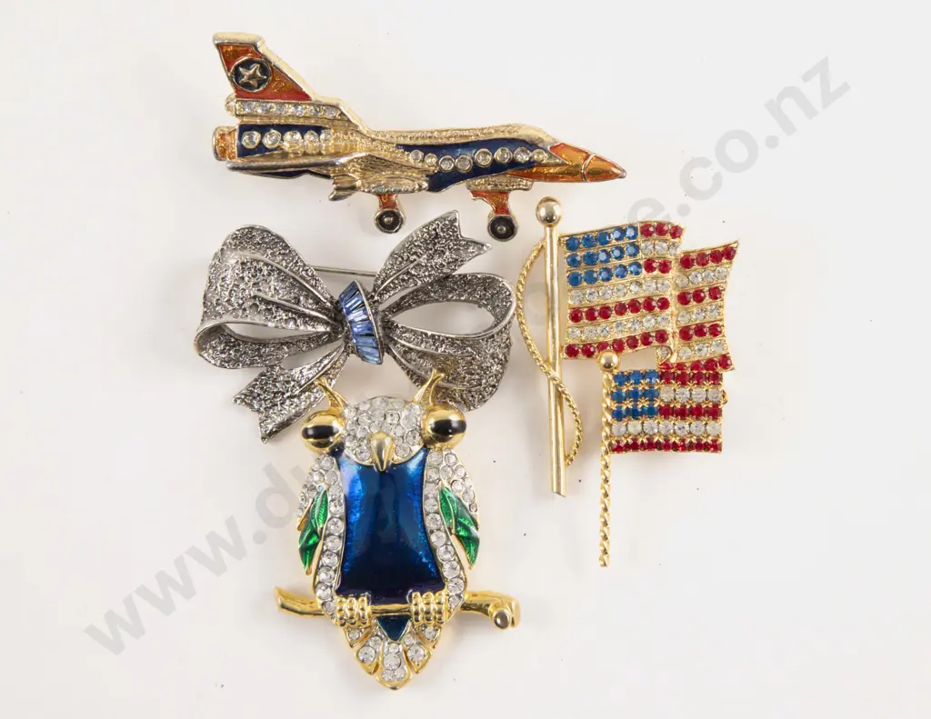 Five Costume Brooches Image 1++