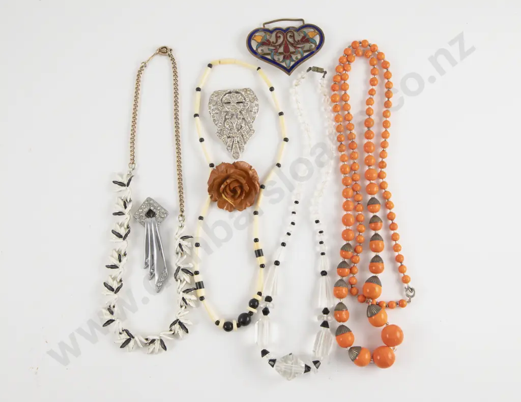 Collection of Mid C20th Costume Jewellery Image 1++