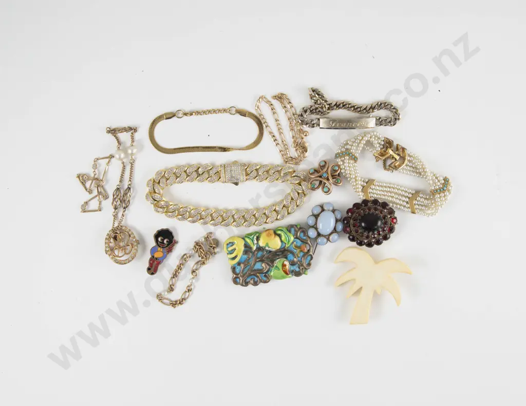 Collection of Assorted Costume Jewellery Image 1++