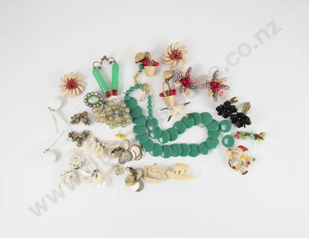 Collection of Mid C20th Costume Jewellery Image 1++