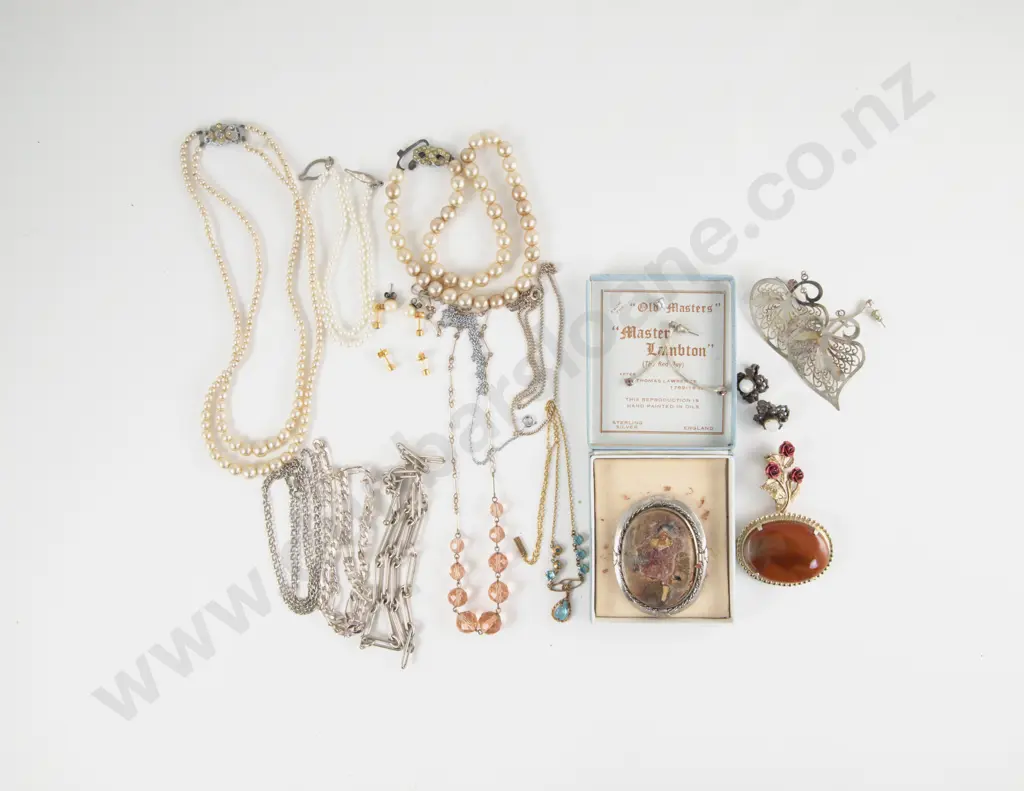 Small Collection Vintage and Modern Costume Jewellery Image 1++