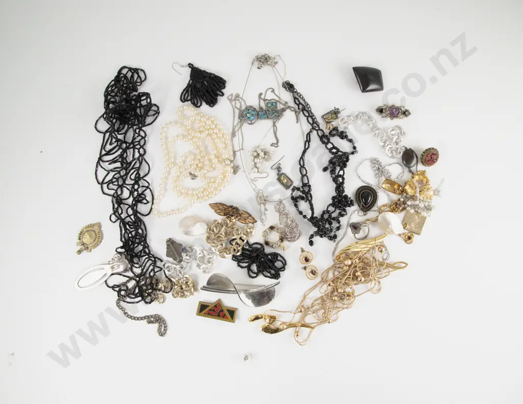 Collection of Assorted Costume Jewellery Image 1++