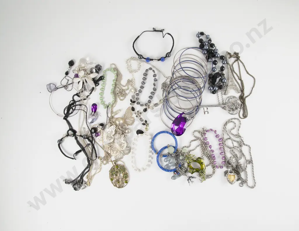 Collection of Assorted Costume Jewellery Image 1++