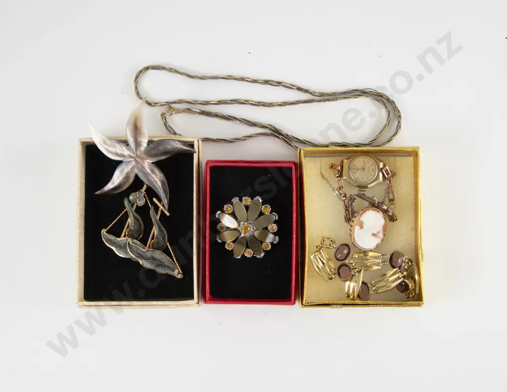 Collection of Assorted Vintage Costume Jewellery Image 1++