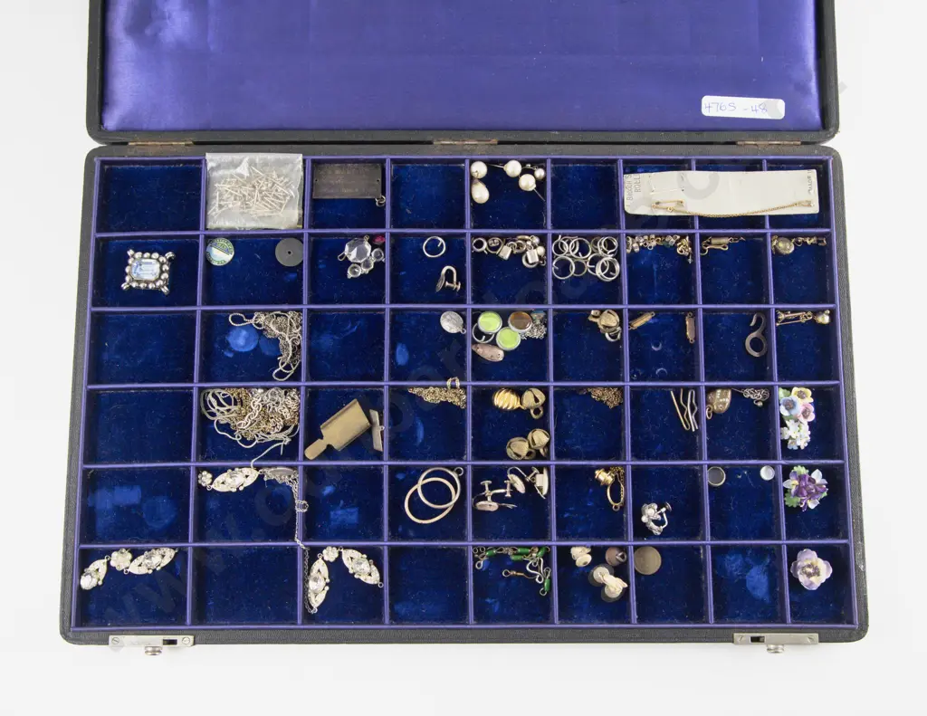 Vintage Jewellers Divided Findings Box with some Bits and Pieces Image 1++
