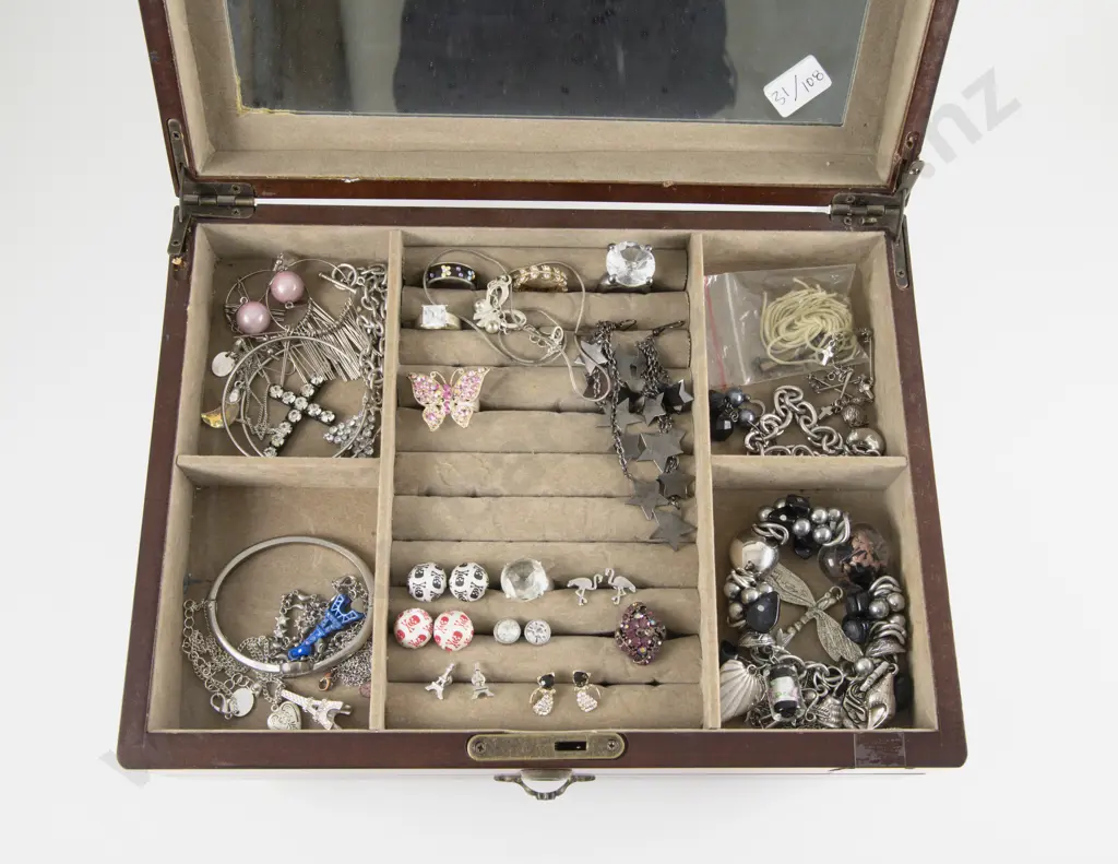 Collection of Assorted Costume Jewellery and Jewellery Box Image 1++