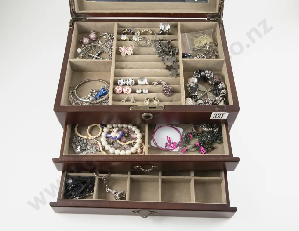 Collection of Assorted Costume Jewellery and Jewellery Box Image 1++
