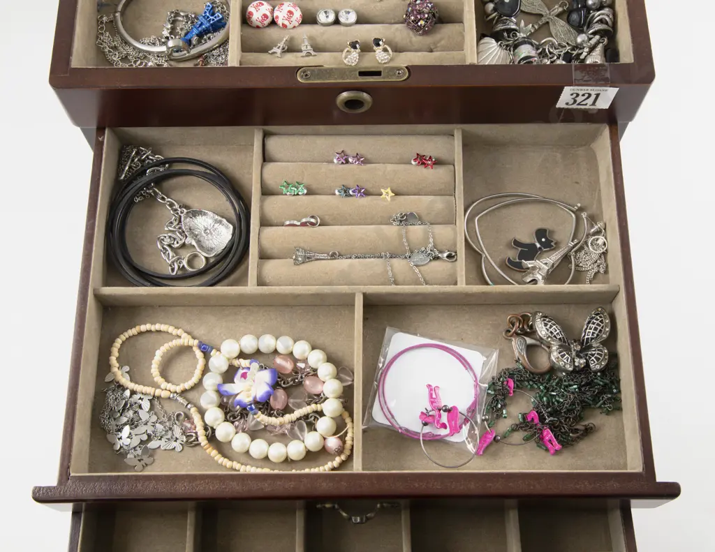 Collection of Assorted Costume Jewellery and Jewellery Box Image 1++