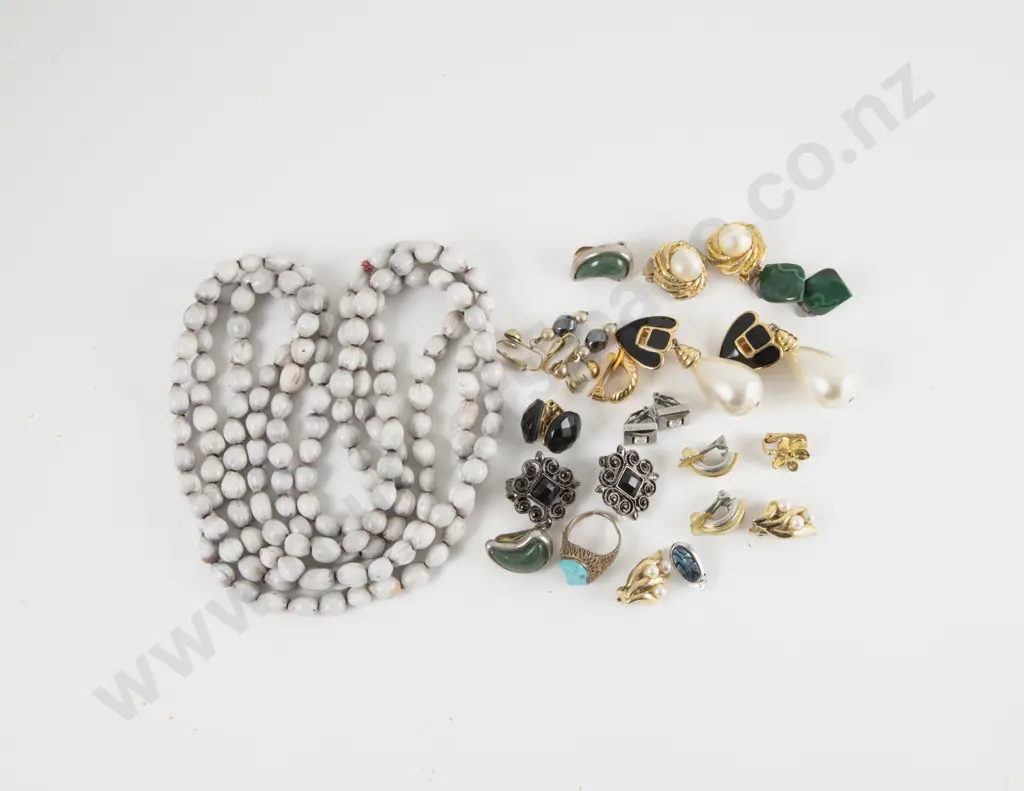 Collection of Assorted Costume Jewellery in Jewellery Box Image 1++