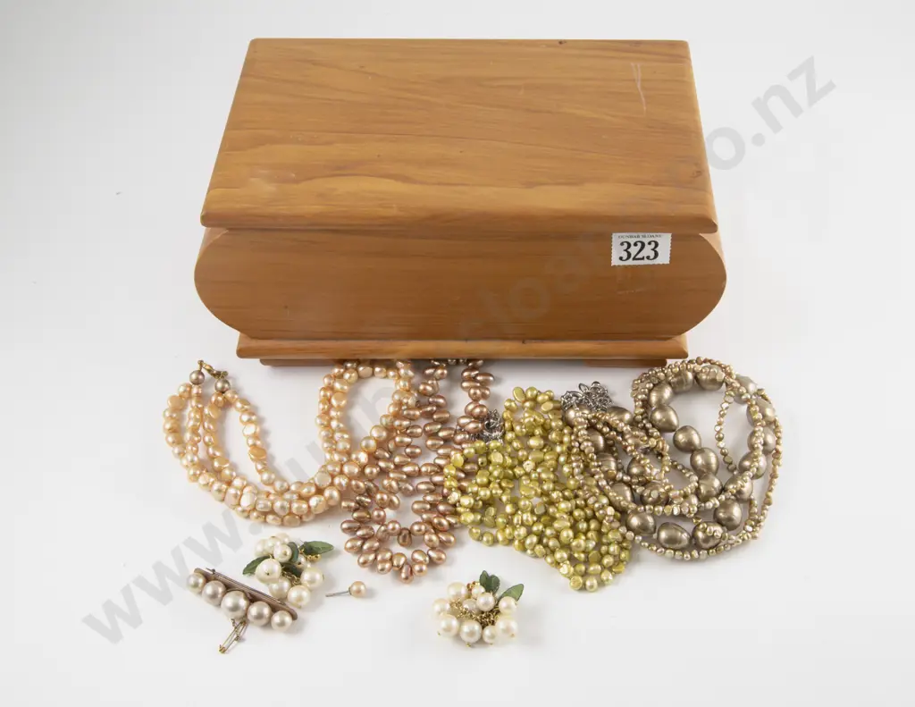 Small Collection of Freshwater Pearl Jewellery and Wooden Jewellery Box Image 1++
