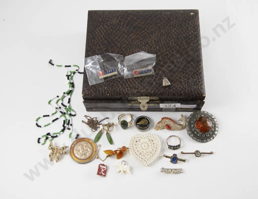 Collection of Vintage Costume Jewellery and Jewellery Box Image 1++