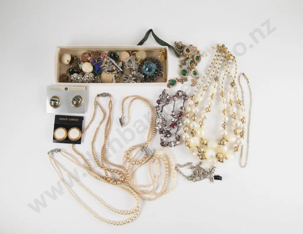 Collection of Assorted Vintage Costume Jewellery Image 1++