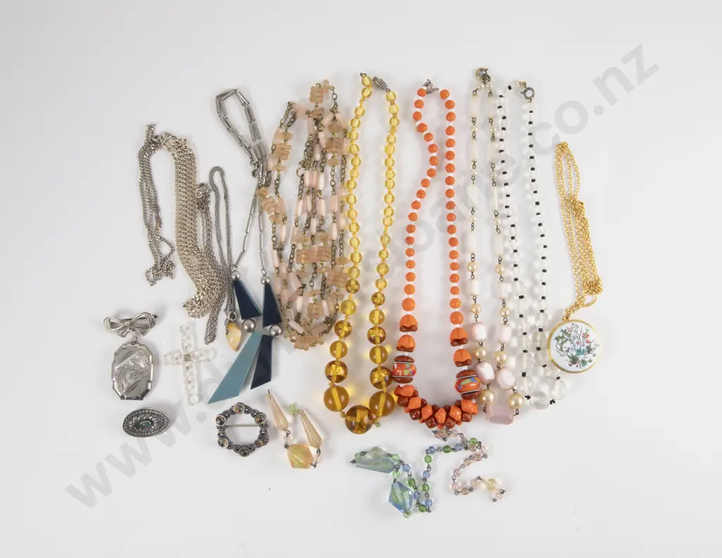 Collection of Assorted Sterling Silver and Mid C20th Costume Jewellery Image 1++