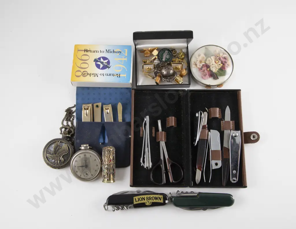Collection of Assorted Costume Jewellery and Accoutrements Image 1++