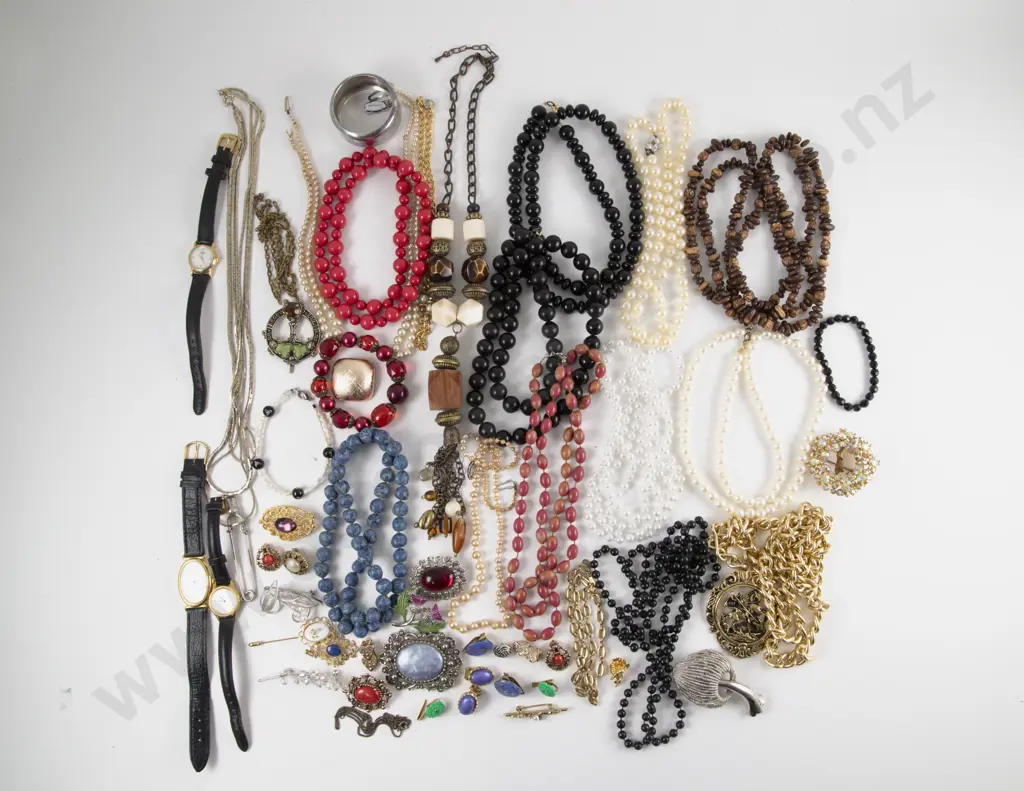 Collection of Assorted Costume Jewellery Image 1++