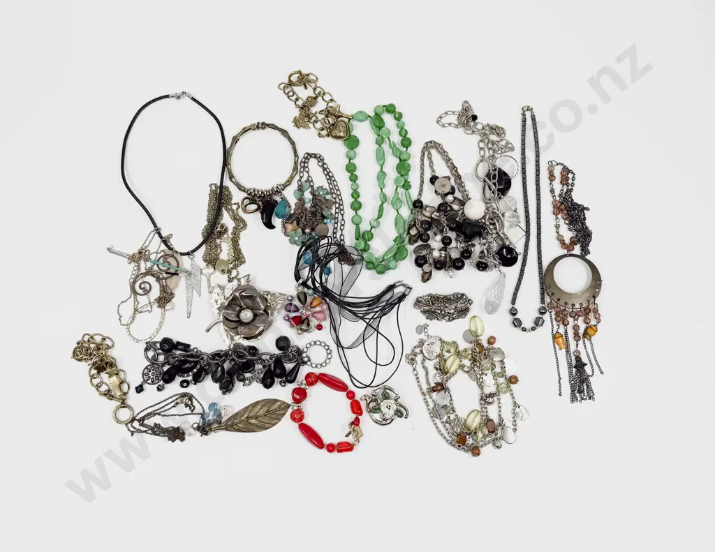 Collection of Assorted Costume Jewellery Image 1++