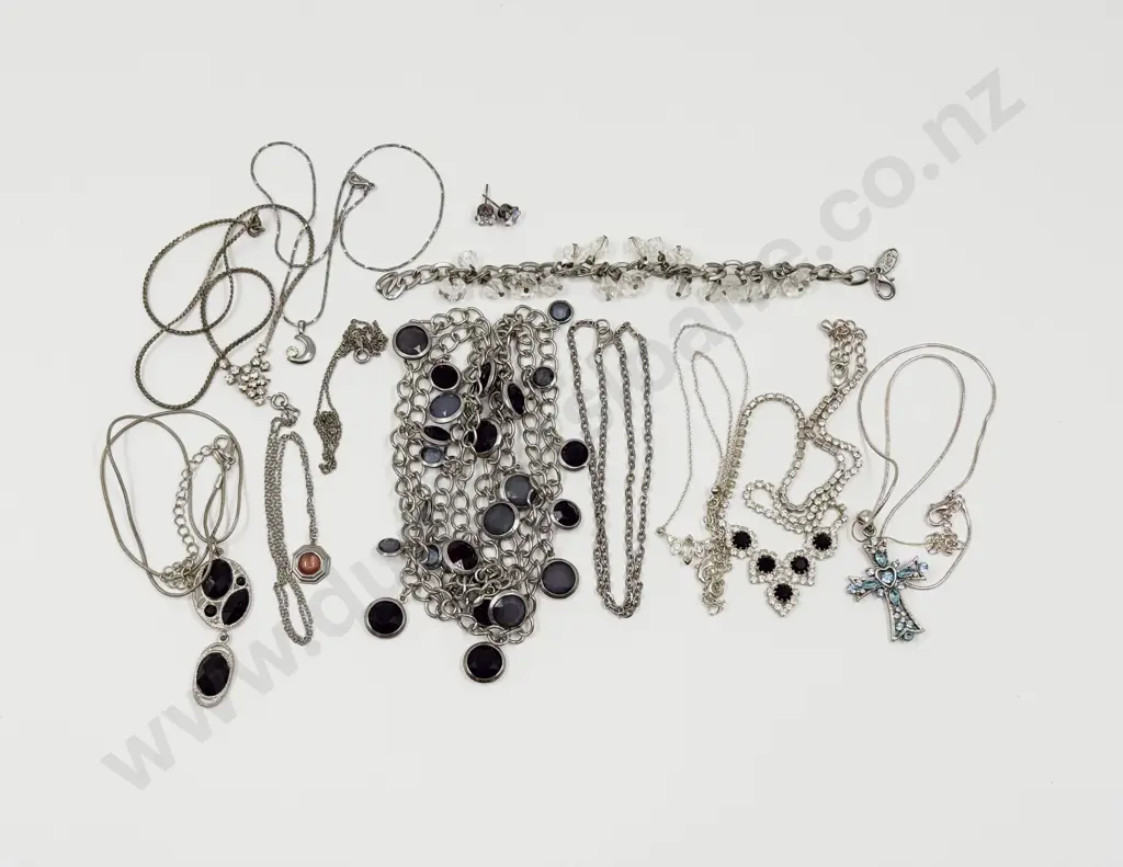 Collection of Assorted Costume Jewellery Image 1++