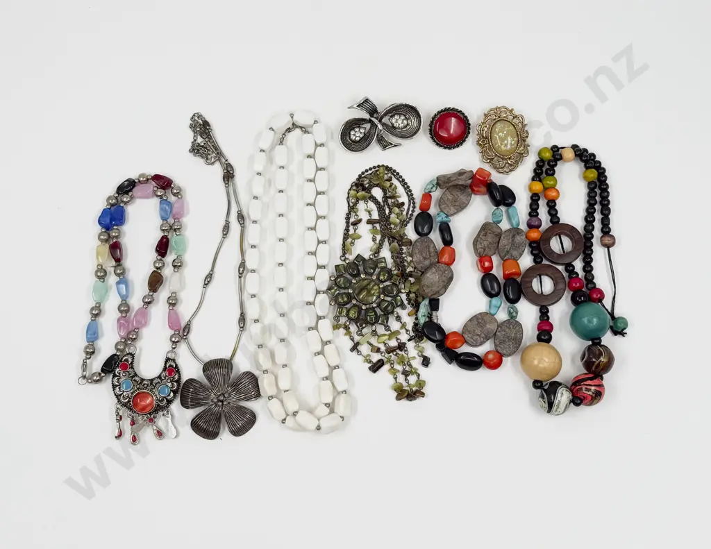 Collection of Assorted Costume Jewellery Image 1++