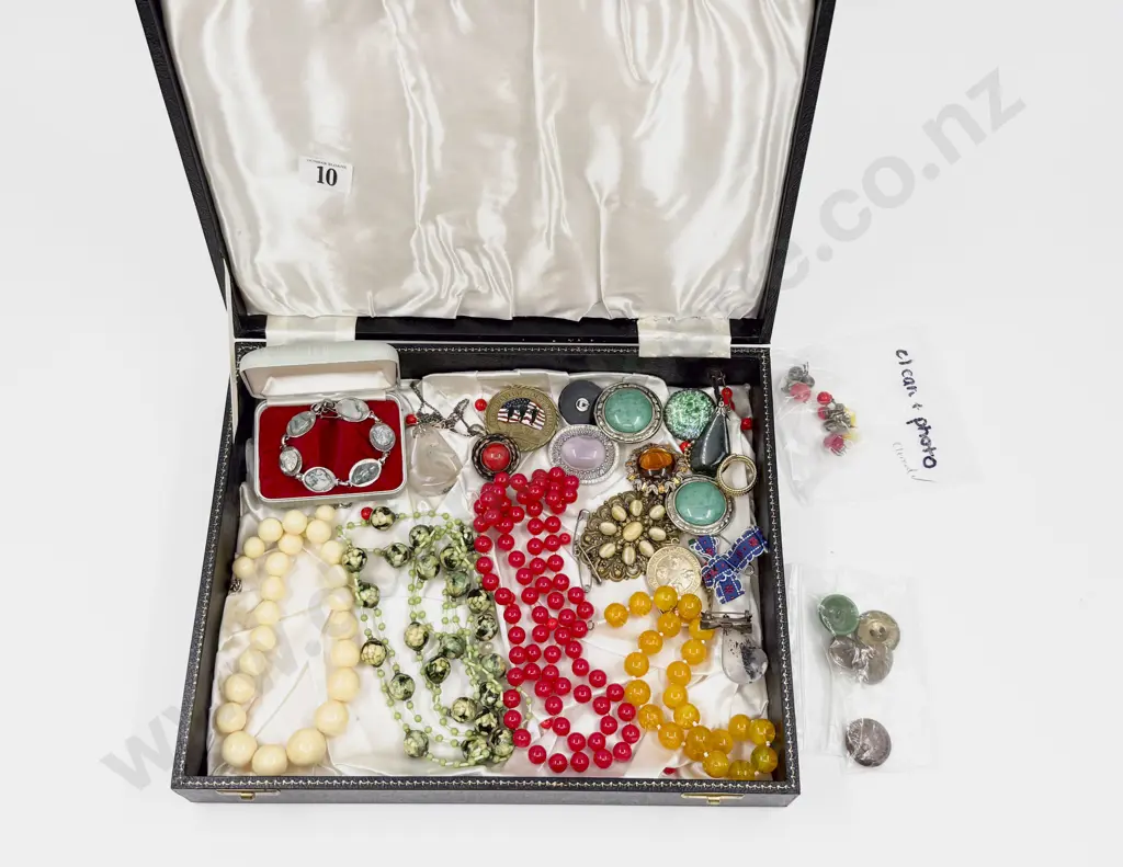 Quantity of Assorted Costume Jewellery Image 1++