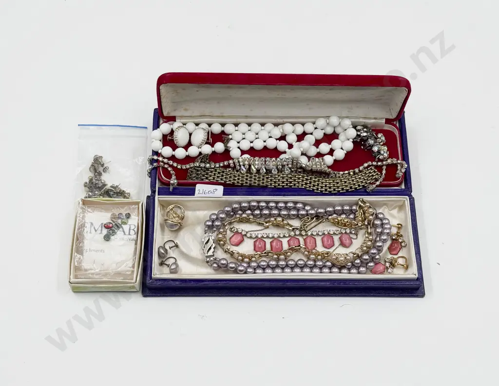 Quantity of Assorted Costume Jewellery Image 1++