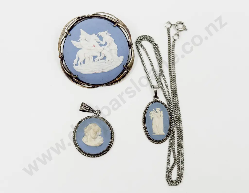 Wedgwood S/S Brooch & Two Pendants Image 1++
