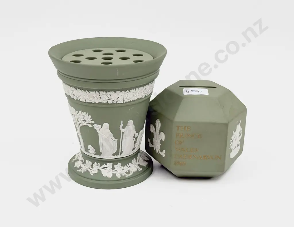 Wedgwood Trumpet Vase & Money Box Image 1++
