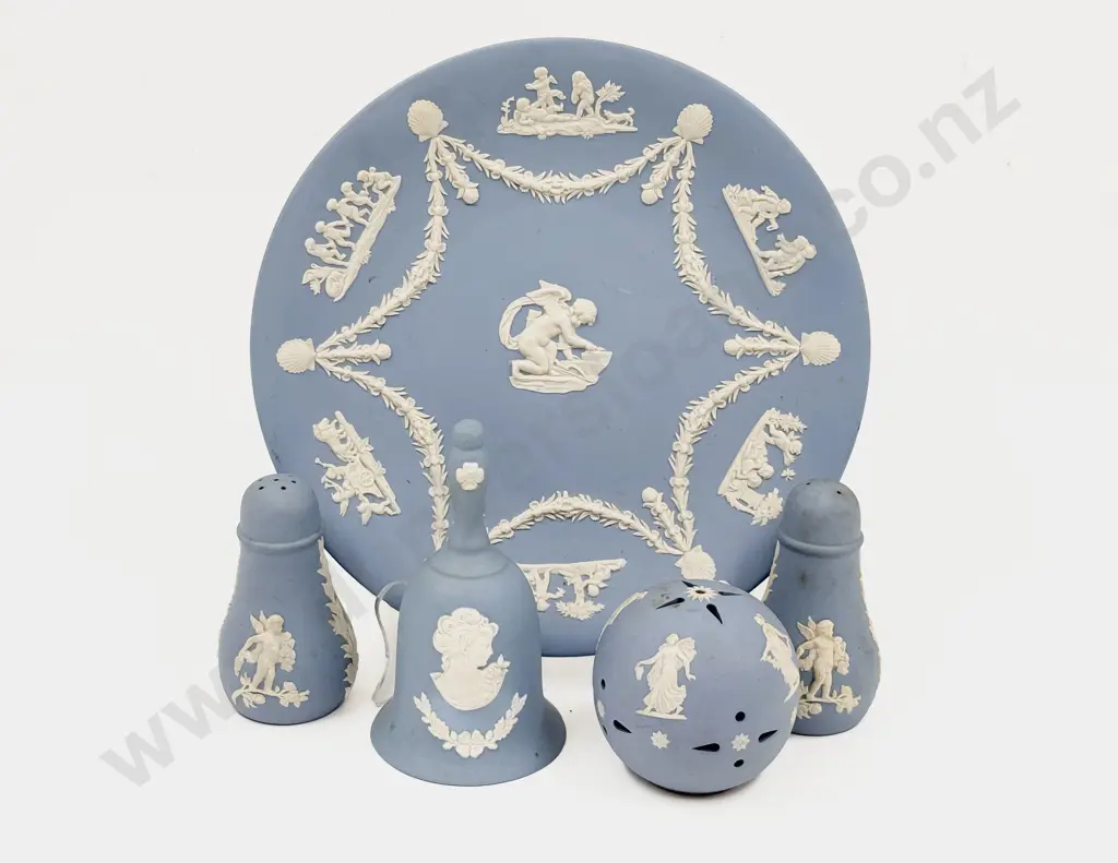 Five Pieces of Assorted Wedgwood Image 1++