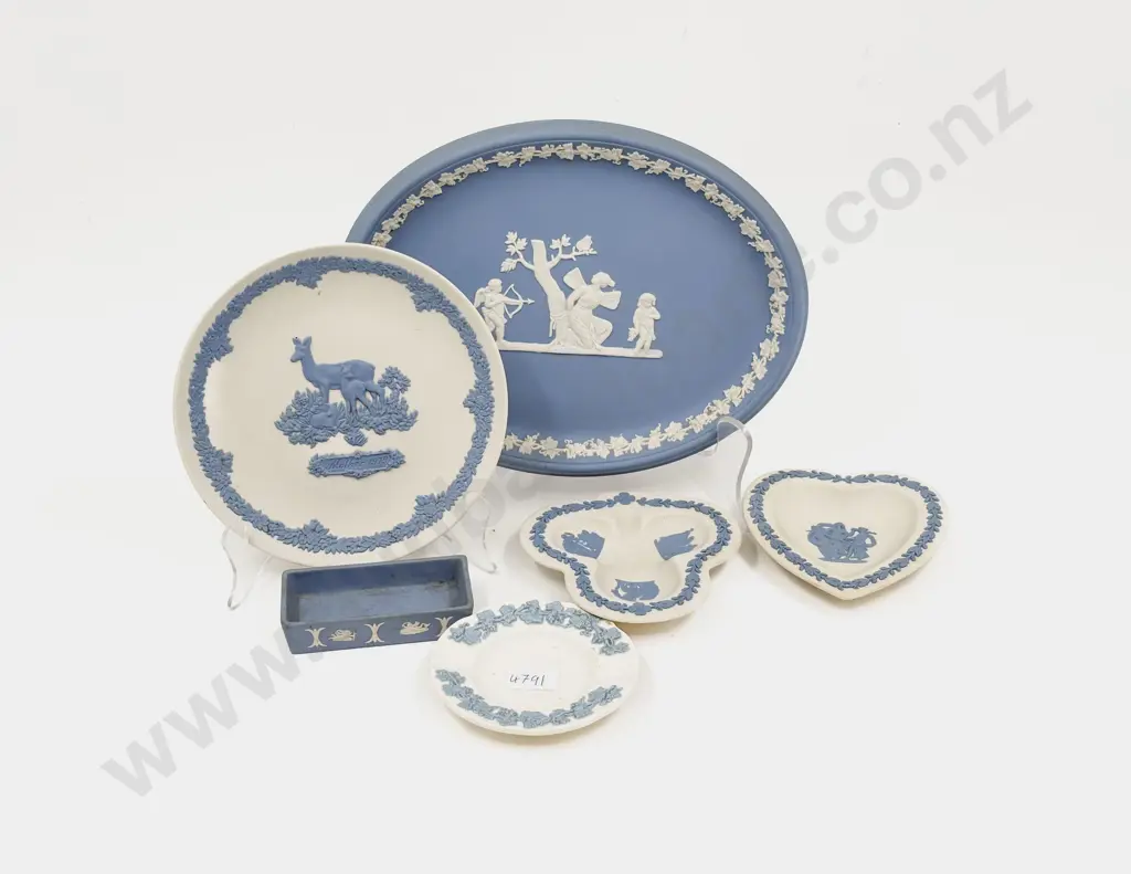 Quantity of Assorted Boxed Wedgwood Dishes & Plates Image 1++