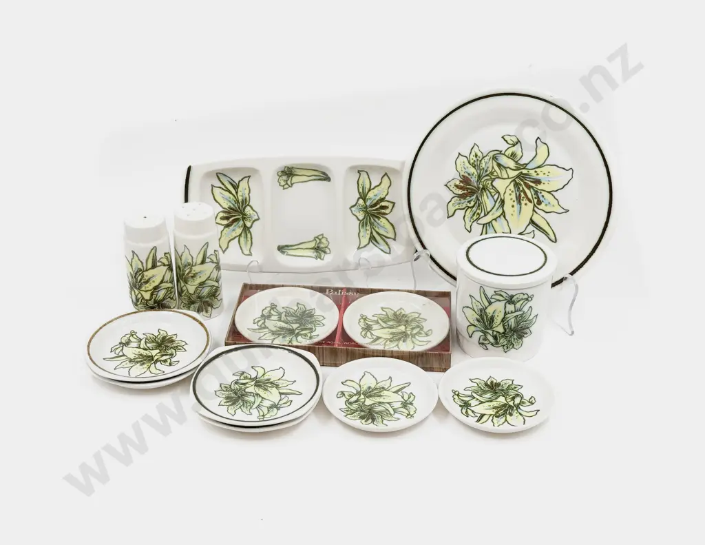 Quantity of Palissy The Royal Worcester Group Tableware Image 1++