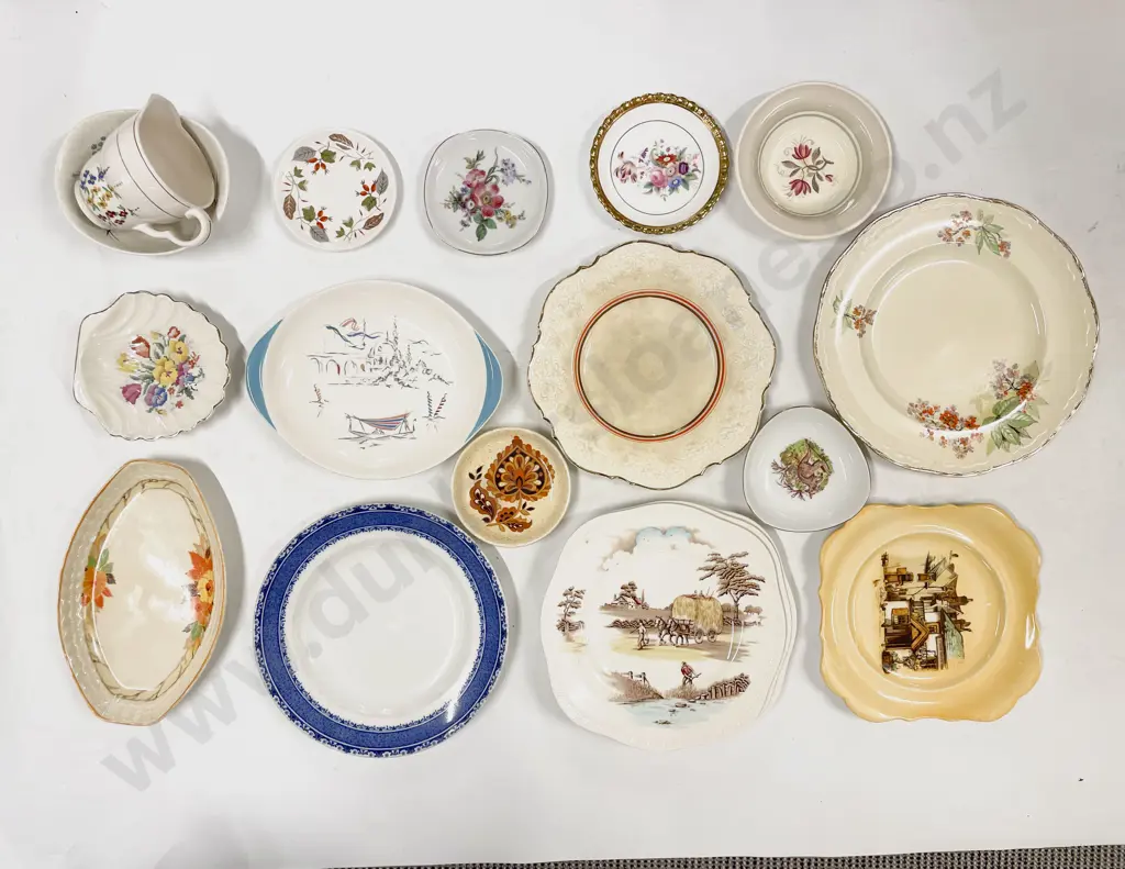 Quantity of Assorted Fancy China Plates etc Image 1++