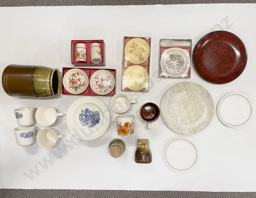 Box Quantity of Assorted China & Pottery incl Crown Lynn Image 1++