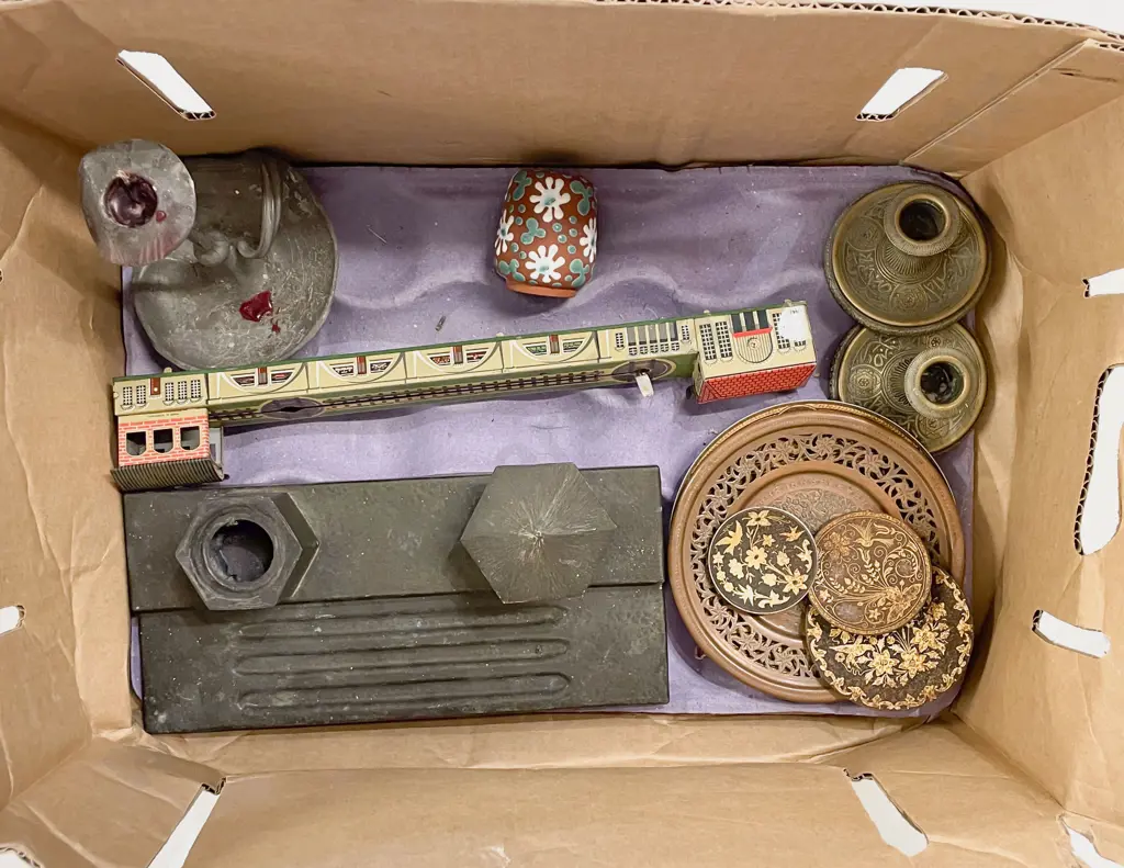 Box incl Thai Puppets etc Image 1++