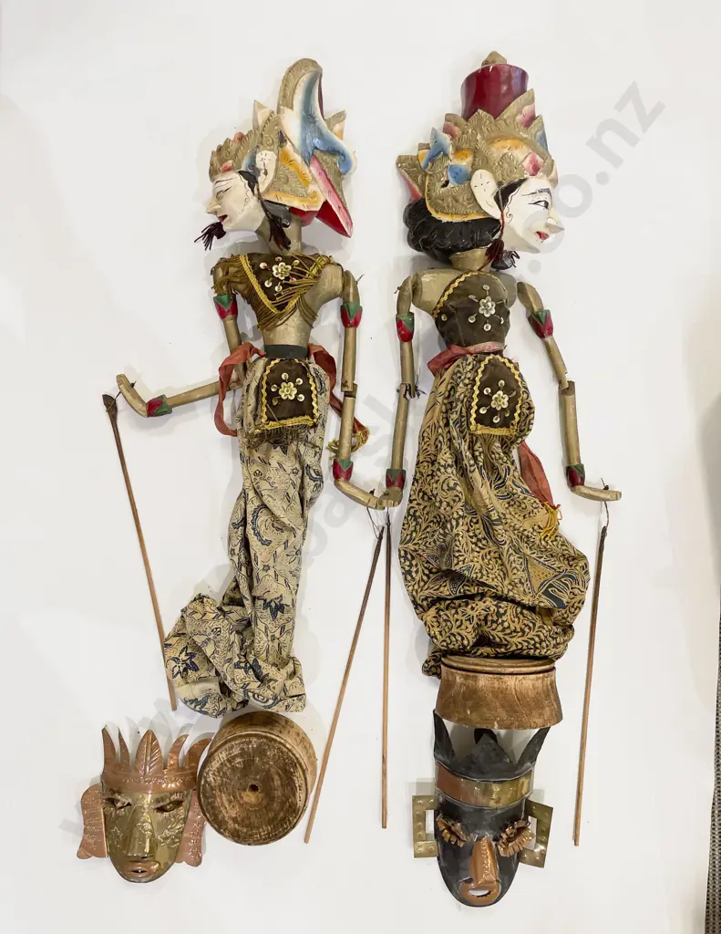 Box incl Thai Puppets etc Image 1++