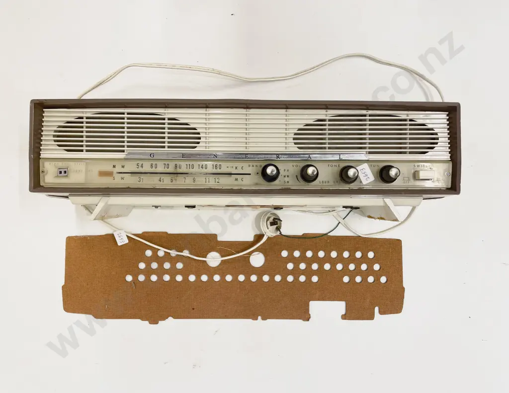 Vintage Radio & Travel Gramophone Image 1++